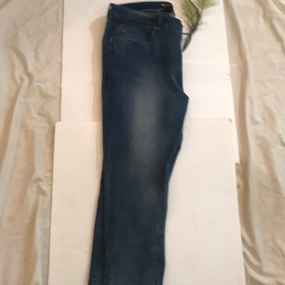 “HAGGAR” Petite Ladies Denim Jeans. - Picture 9 of 14